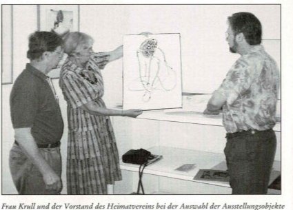 Frau Krull und der Vorstand des Heimatvereins bei der Auswahl der Ausstellungsobjekte