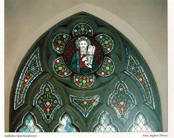 Südliches Querhausfenster der ev. Kirche Isselhorst (Ingbert Drews)