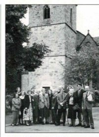 Gruppenbild der amerikanischen und deutschen Verwandtschaft vor der Isselhorster Kirche