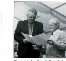 Kurt Kellner überreicht seinem Mitarbeiter Ernst Korge die Ehrenurkunde der IHK