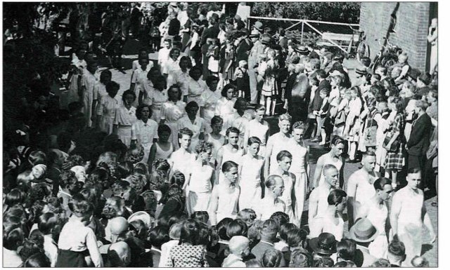 Durchzug der Turner durch das Dorf beim Turnerfest 1953