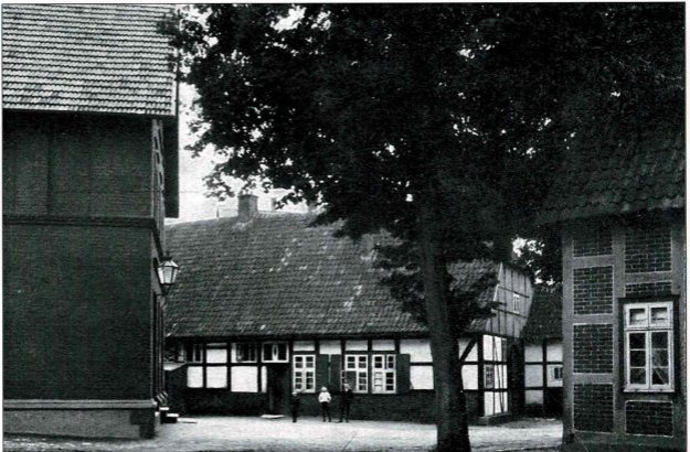 Blick vom Kirchengebäude auf das alte Schulgebäude Richtung Dreesbrandieke und Schröder