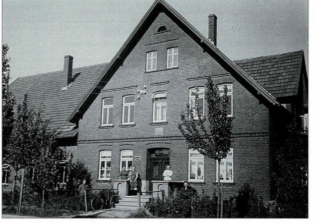 Menschengruppe vor dem Haus Lütgert am Postdamm, 1920