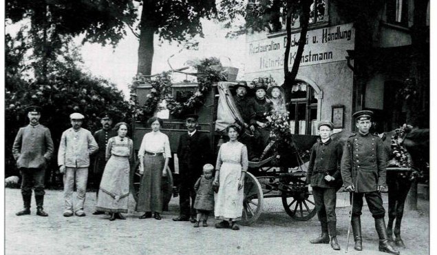 Die mit Girlanden geschmückte Postkutsche auf ihrer letzten Fahrt 1916