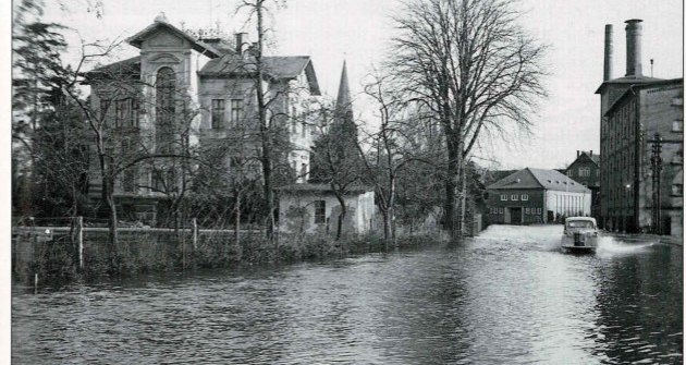 Historische Aufnahme vom Hochwasser auf der Haller Straße 1946.