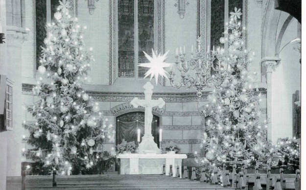 Weihnachtlich geschmückte Isselhorster Kirche (Foto: Karl Piepenbrock)
