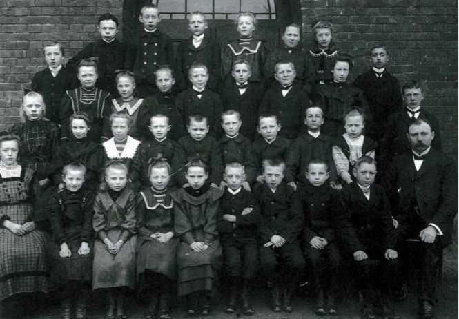 Klassenfoto der Niehorster Schule von 1909 mit vier Jahrgängen und Lehrer Mußmann