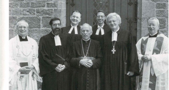 Die beteiligten Geistlichen beim Eröffnungsgottesdienst vor der Kirche