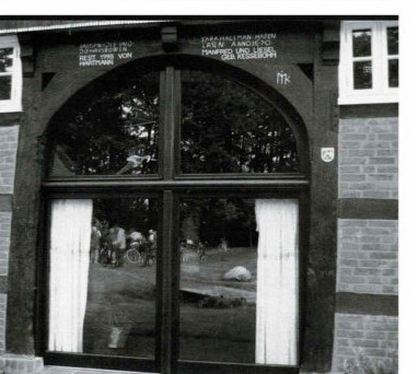 Radlergruppe vor dem alten Torbogen des Hofes Wiedei