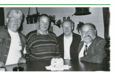 Die vier verbliebenen Schüler an der Theke der Gaststätte Baumann beim Wiedersehen