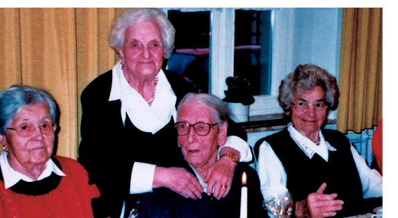 Gäste der Weihnachtsfeier 2005, v. l.: Olga Futterleib, Emma Glocke, Teresija Schmidt (100 Jahre alt), Maria M