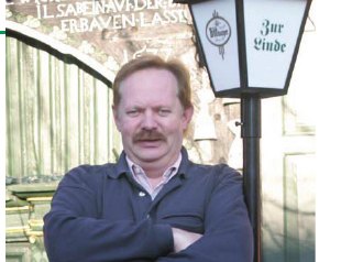 Redakteur Rolf Ortmeyer vor „seiner Linde“ sowie historische Titelseiten