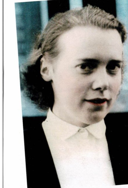 Marga Prigge 1953 vor dem Schulgebäude in Holtkamp