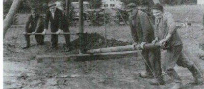 Mitarbeiter der Kupferschmiede Giljohann beim Bohren eines Hausbrunnens