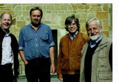 Gruppenfoto der vier Isselhorster namens Siegfried vor der Kirche