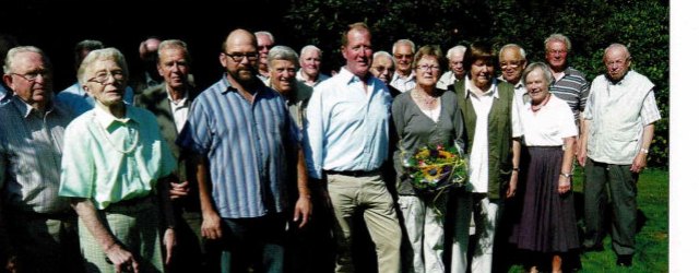 Heiner Bentlage und Nachfolger Peter Reckmann mit den Mitarbeitenden