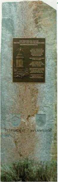 Das Kronprinzendenkmal mit Bronzetafel am Bahnhof Isselhorst-Avenwedde