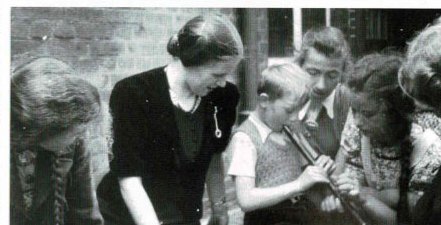 Der Kinderflötenchor 1941 beim Üben mit Frl. Schmitz und den Berlinern.