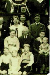 Die Hochzeitsgesellschaft 1932 vor der geschmückten Kulisse des Bauernhofes Stockbrügger.
