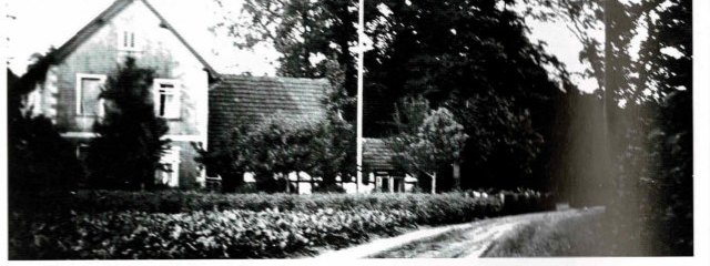 Hof Torwiehen um 1920 sowie die Kartoffelernte mit dem Hof im Hintergrund.