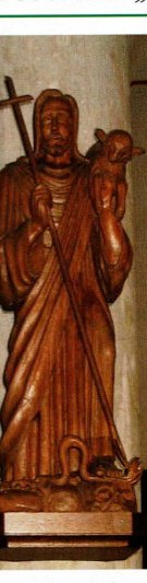 Holzfigur des "guten Hirten" über dem Taufstein in der Isselhorster Kirche