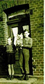 Wilfried Rehage mit Schwester und Hund vor der Seitentür des Brinkhofes; der Brinkhof 1950