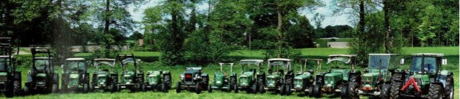 13 der 15 Deutz-Schlepper von Reinhard Buschfranz um den Vereins-Deutz des PS-Clubs auf einer Wiese nahe der H