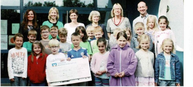 Sponsorenvertreter und Klassenlehrerinnen mit Kindern der künftigen Klassen 2a und 2b