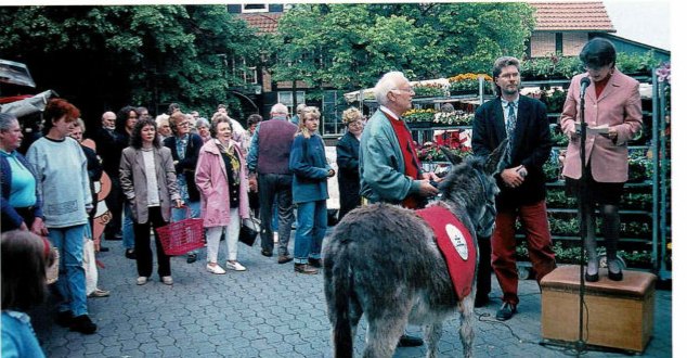 Eröffnung des Isselhorster Wochenmarktes 1995 mit Bürgermeisterin Maria Unger