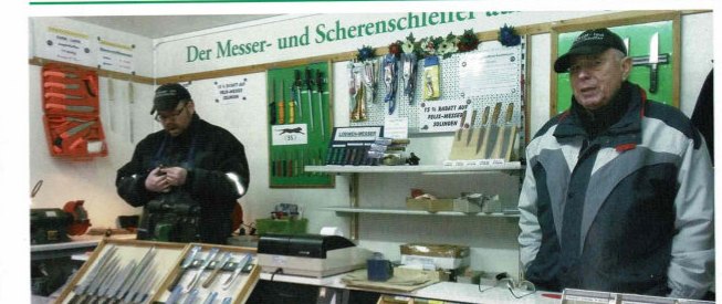 Der Messer- und Scherenschleifer aus Solingen an seinem Stand sowie ein historischer Messerschleifer um 1568 (