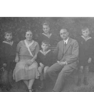Familie Walther Schäfer um 1930 und das Büro Walther Schäfer um 1950.