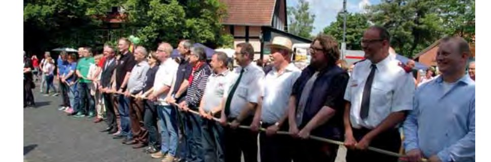 Bürgermeister Henning Schulz und Henner Schröder packen mit an; die belebten Stände der Vereine locken viele B