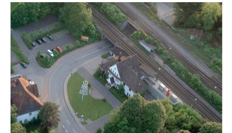 (S. Kornfeld) des Bahnhofs Avenwedde 2003 aus dem Heißluftballon; historische Skizzen des Stationsgebäudes um