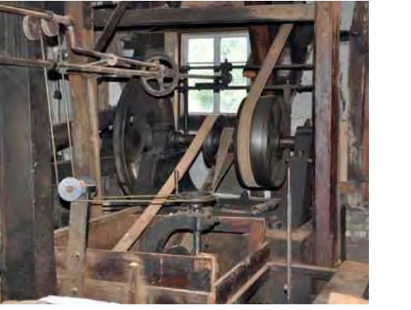 Ein Mitglied des Fördervereins mit selbstgezeichneten Skizzen der Mühle und ihres Innenlebens; weitere Fotos z