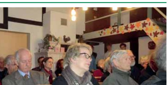 zeigt die gut gefüllte Deele des Seniorenhofes beim Festakt zum 25-jährigen Jubiläum.