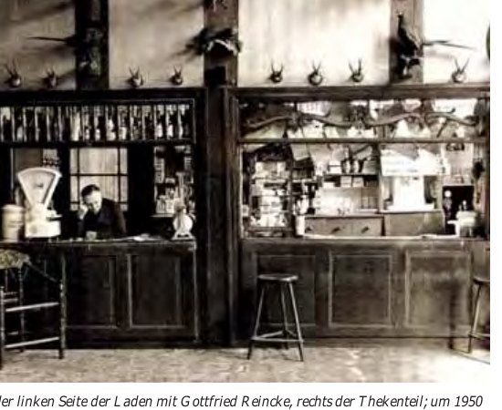 des Ladens mit Gottfried Reincke um 1950 sowie ein Foto der alten Linde vor dem Haus um 1938, die dem Gasthaus