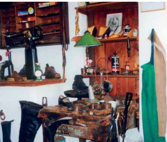 s von Günter Karmann in seiner historischen Schusterwerkstatt sowie mit der chinesischen Käuferin (Fotos: G. K