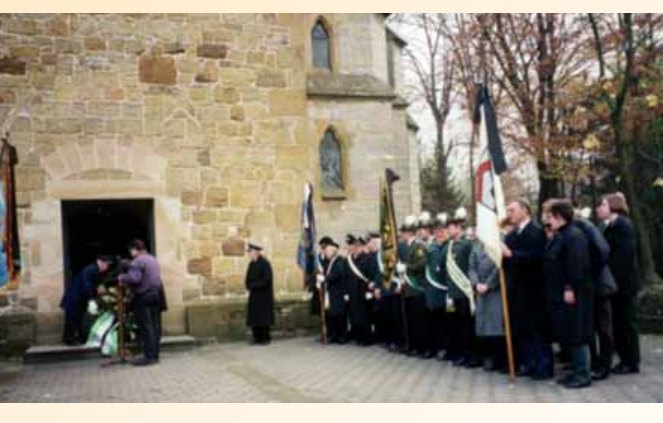 Historische Aufnahme einer Kranzniederlegung im Kirchturm