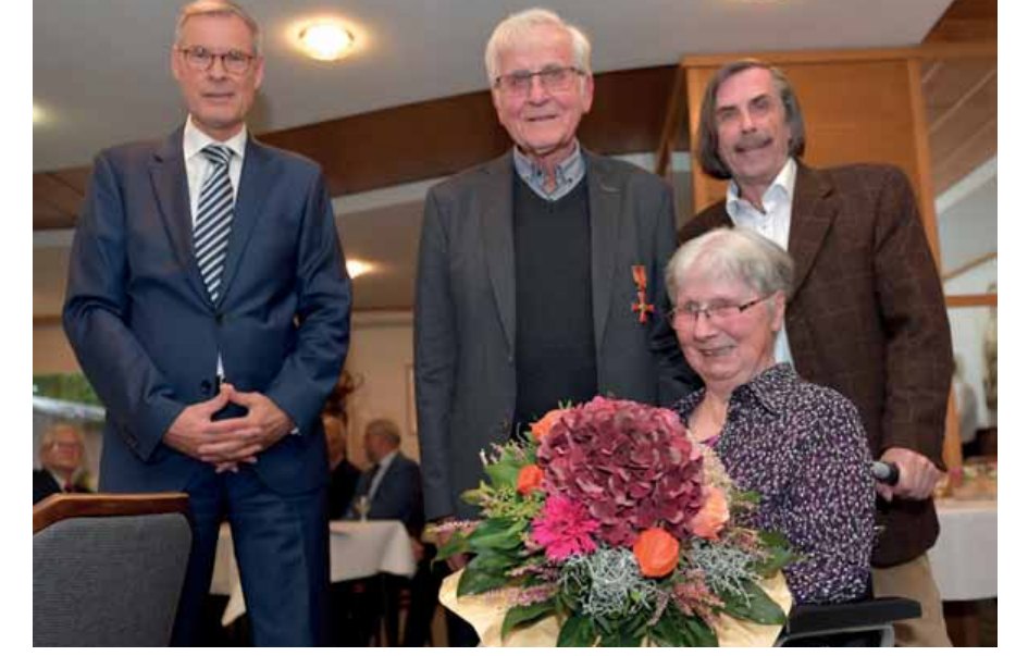 Landrat Sven-Georg Adenauer und Bürgermeister Morkes gratulieren dem Ehepaar Kornfeld