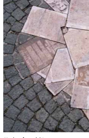 Das Mahnmal für die Weiße Rose vor dem Hauptgebäude der LMU München mit den verstreuten Flugblättern.