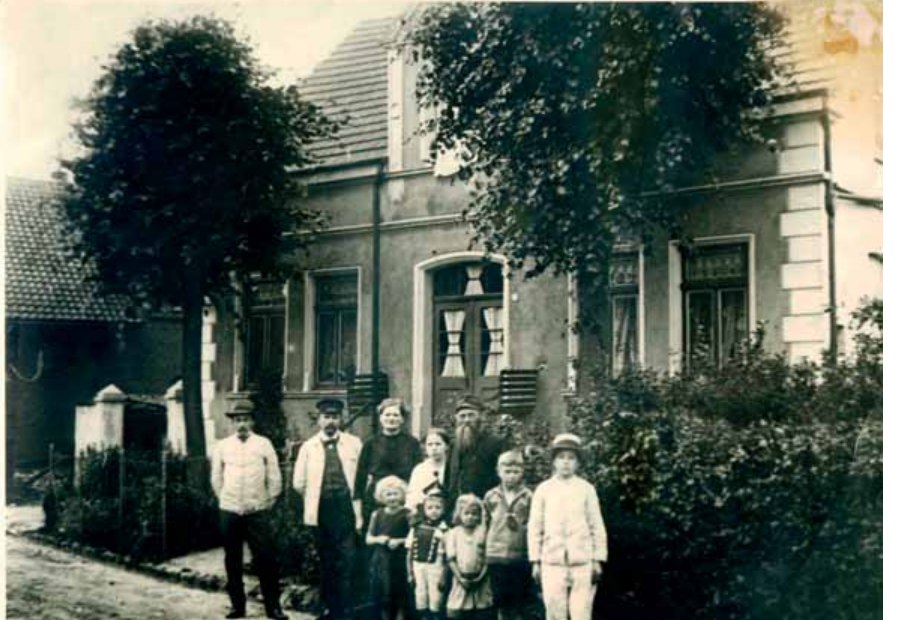 Der Ausbildungsbetrieb der Brüder August und Willi Hanneforth bei Familie Holtkamp im Jahr 1912; Mittagspause