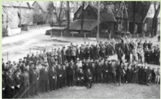 Historische Ansichten des Kirchplatzes aus der ersten Hälfte des 20. Jahrhunderts, den 1970er Jahren und währe