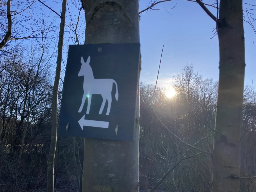 Wegweiser mit Eselsymbol
