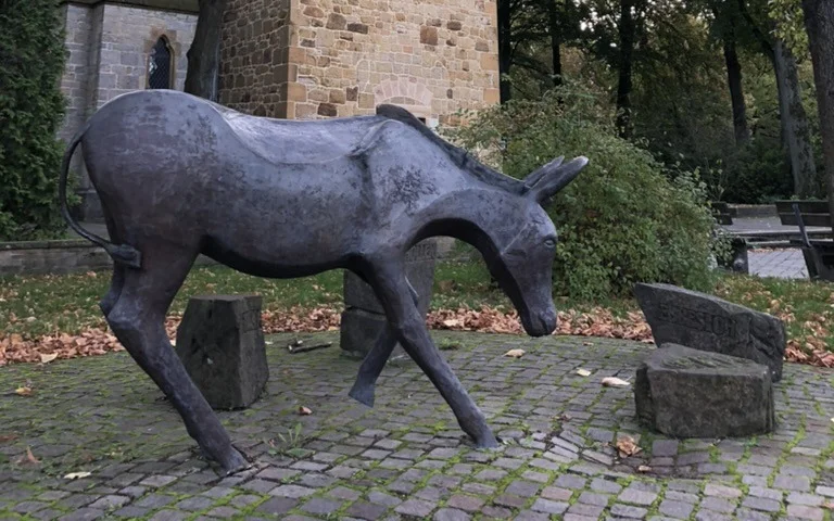 Bronze-Esel am Kirchplatz Isselhorst