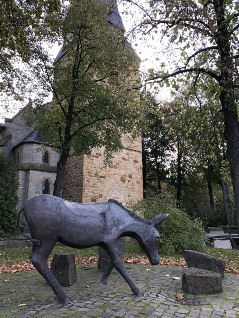 Bronze-Esel am Kirchplatz Isselhorst