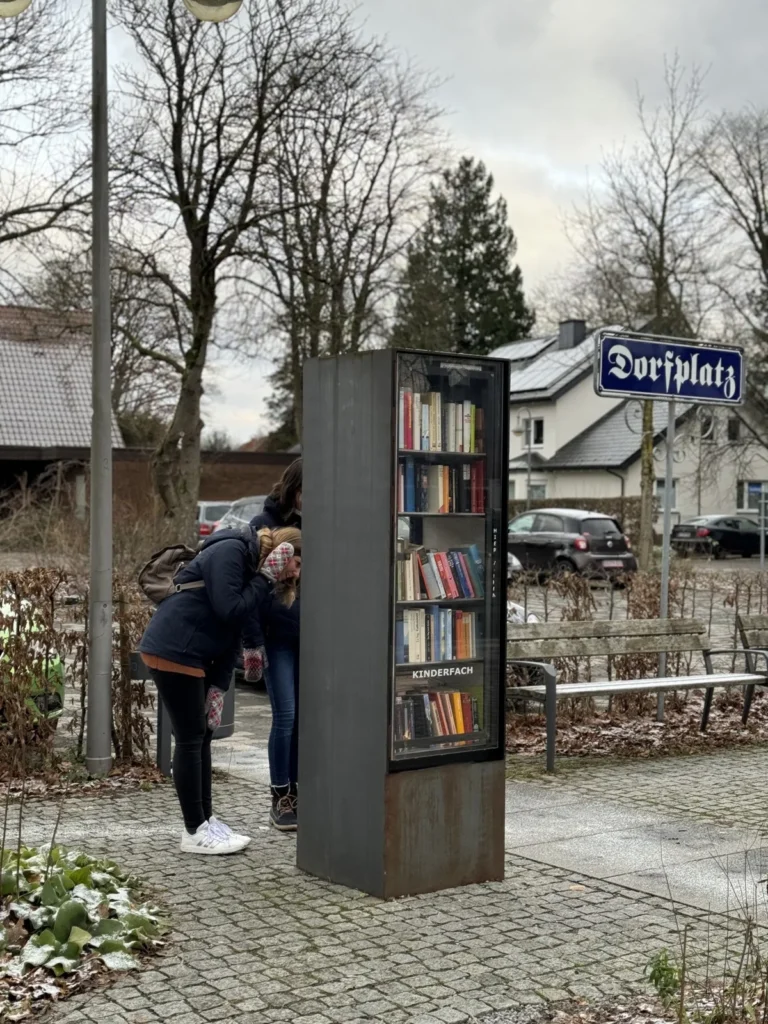 Offener Bücherschrank am Dorfplatz