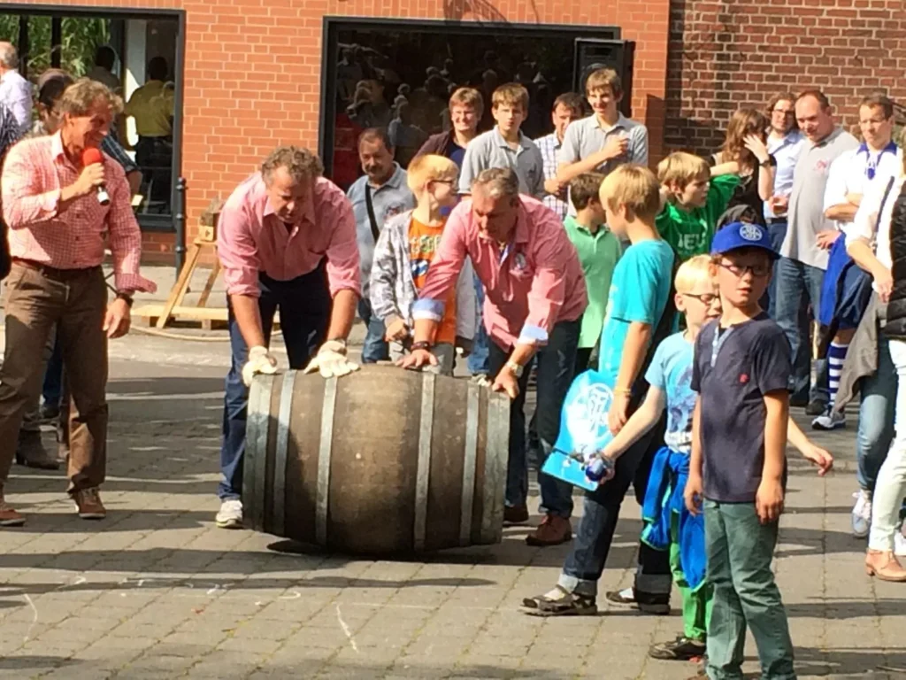 Fässerrollen beim Dorffest
