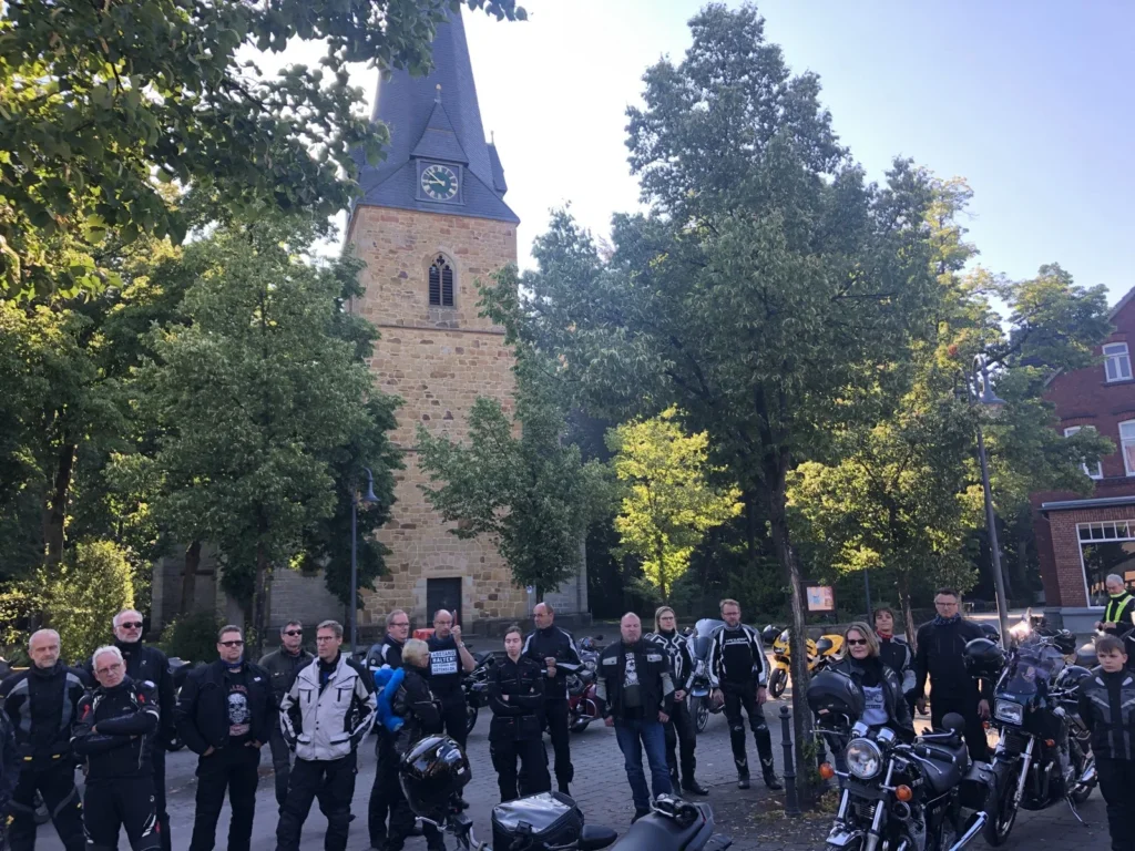 Motorradtreffen vor der Kirche
