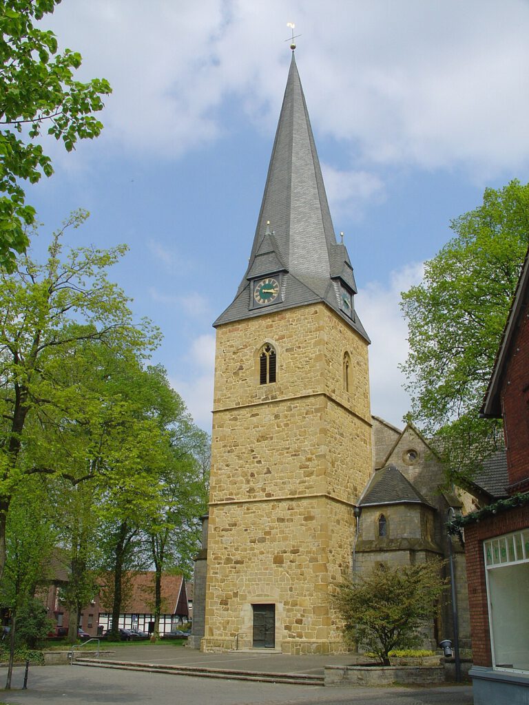 Der Turm der evangelischen Kirche
