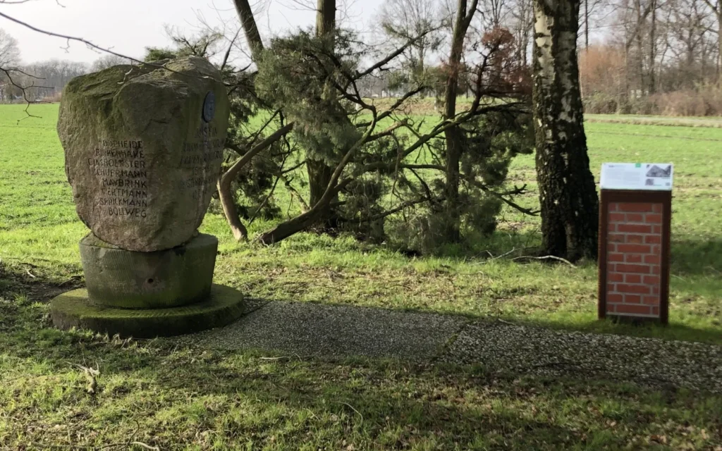 Stele am Wegrand mit Gedenkstein